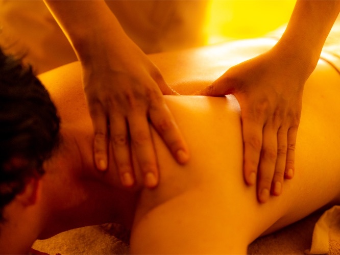 アロマトリートメントをうける男性