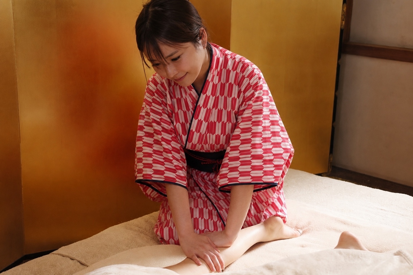 和服女性が耳かきをする