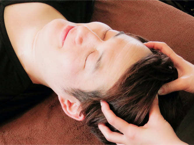 ヘッドスパをする男性